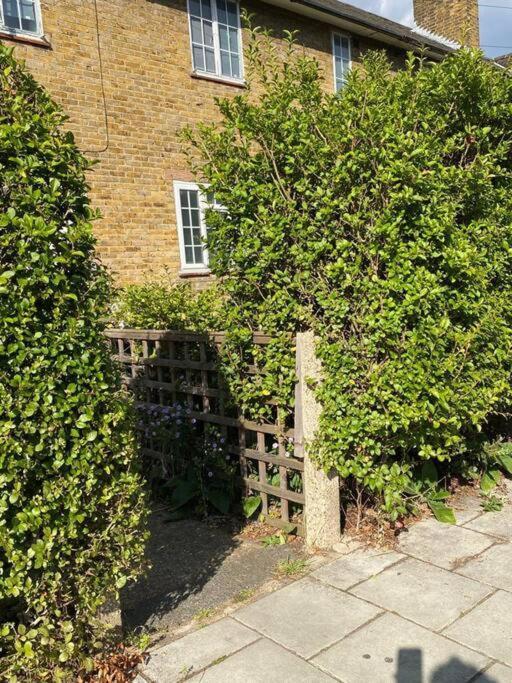 One Bedroom Putney Village Flat Londra Exterior foto