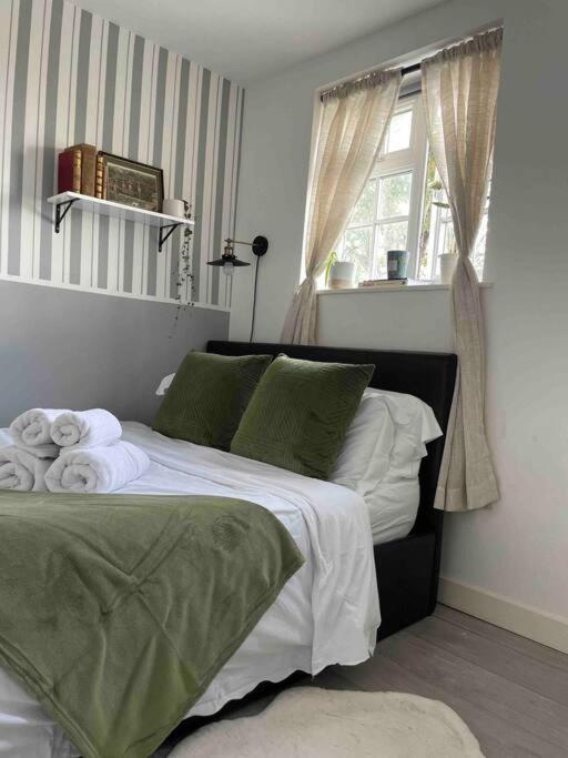 One Bedroom Putney Village Flat Londra Exterior foto