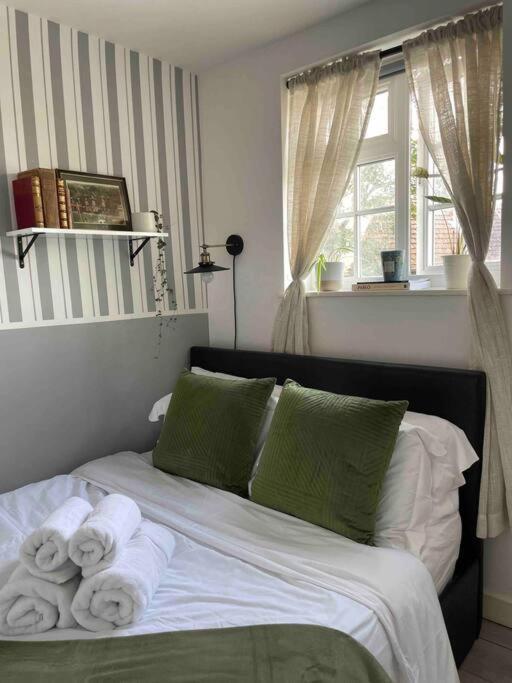 One Bedroom Putney Village Flat Londra Exterior foto