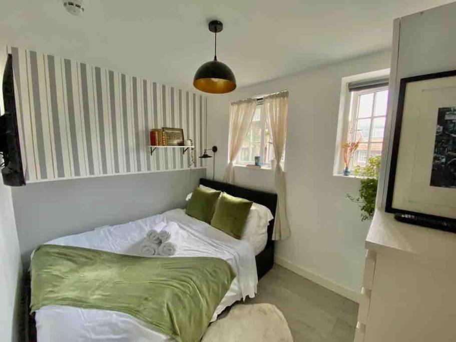 One Bedroom Putney Village Flat Londra Exterior foto